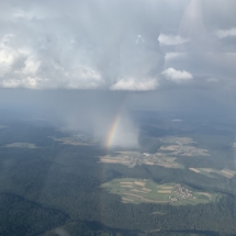 Schauer mit Regenbogen überm Schwarzwald